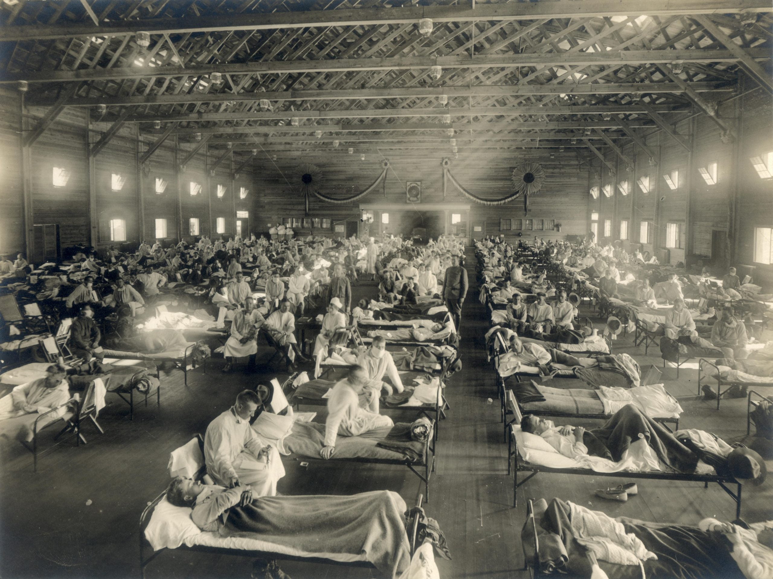 Emergency_hospital_during_Influenza_epidemic,_Camp_Funston,_Kansas_-_NCP_1603